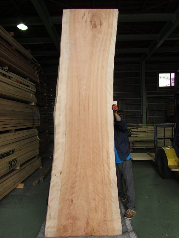 サクラの一枚板天板をお探しではありませんか？“真樺（マカバ）”と“樺