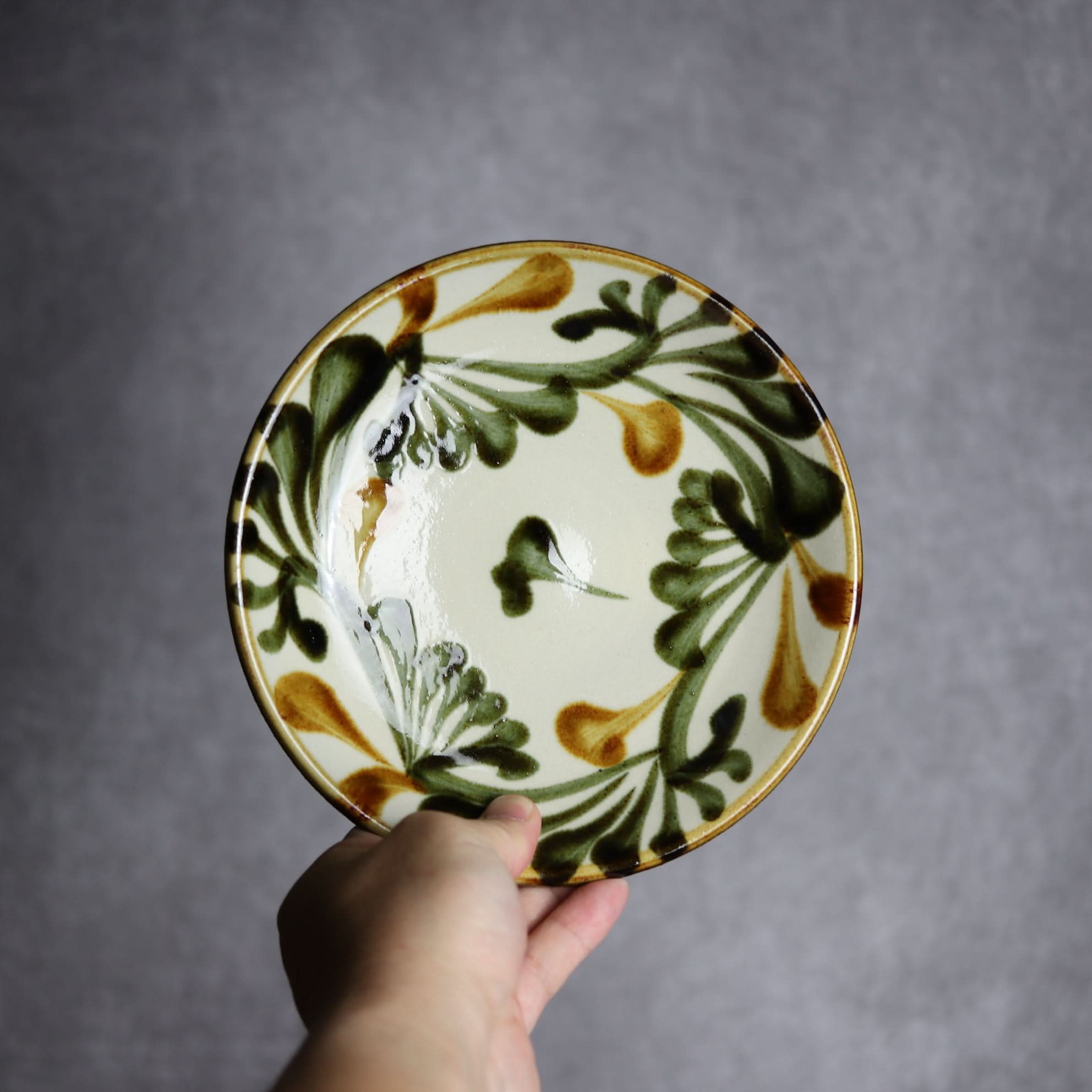 6寸皿 黒呉須 唐草 やちむん 陶器 陶眞窯｜陶眞窯｜やちむん 陶器 琉球