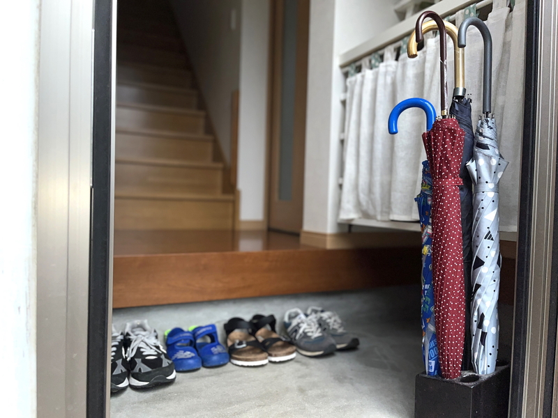 無印良品】コンパクト玄関の傘立て問題を解決！10分でできる壁アレンジ