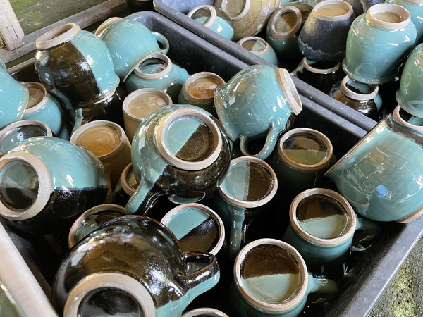 緑と黒が印象的なぬくもりのある器。工芸の郷で古くから愛され続ける牛