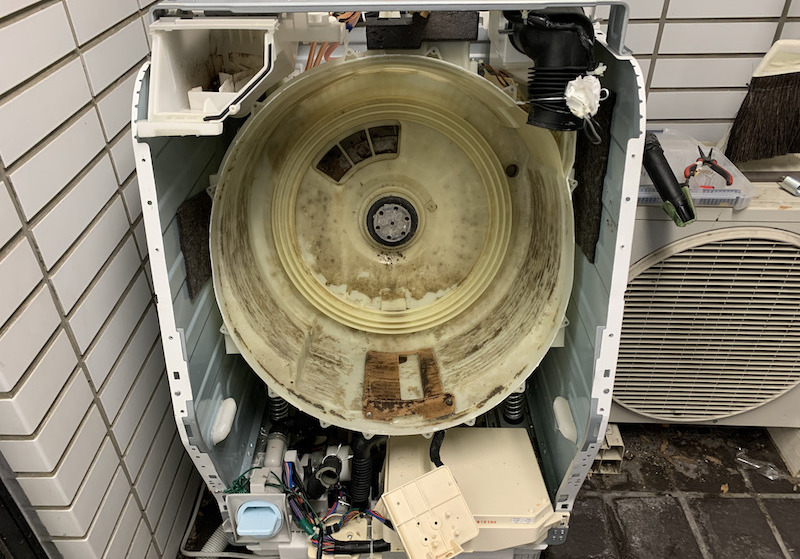 プロによるドラム式洗濯機分解クリーニング ｜ ナナチカクリーンサービス
