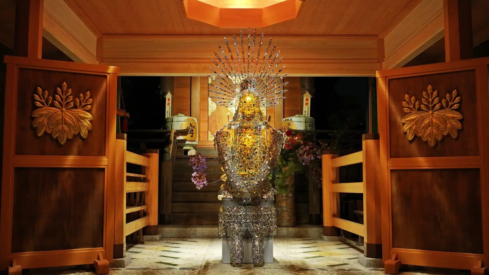 豊國神社が所蔵する世界最大のステンドグラス製甲冑「豊臣秀吉」が