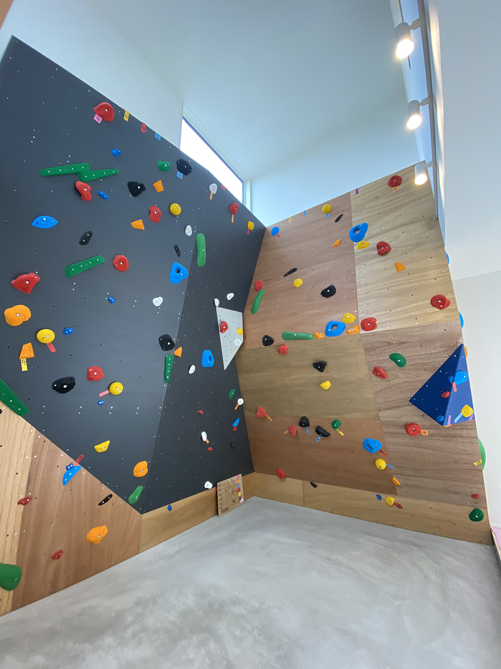 愛知県個人宅ボルダリングウォール – クライミングウォール施工