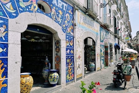 ヴィエトリ・スル・マーレ】街中がカラフルな陶器で溢れる南イタリアの