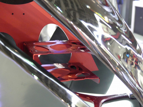 PCケースもアートの領域へ……IN WINが渦巻き型巨大アルミ外装ケース「Z