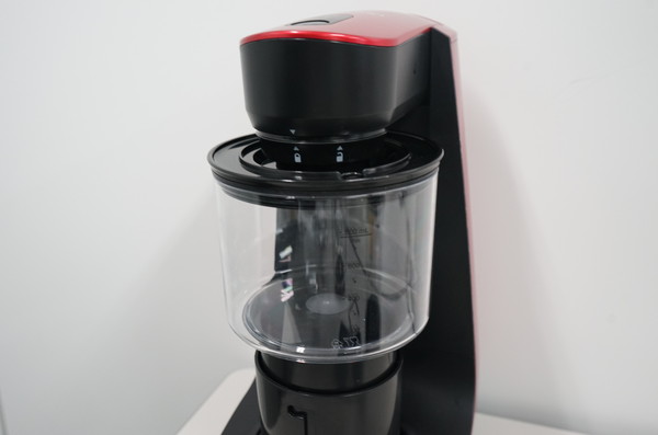 シャープ「ヘルシオ 真空ブレンダー」、泡の少ないスムージーを作る