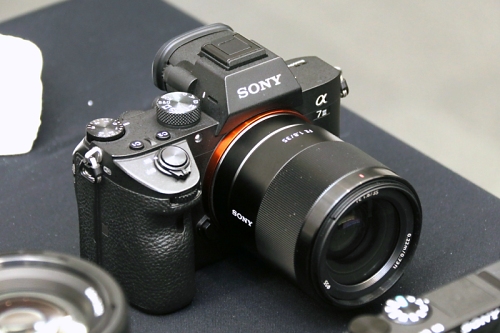 ソニー、フルサイズ対応のEマウント大口径単焦点「FE 35mm F1.8