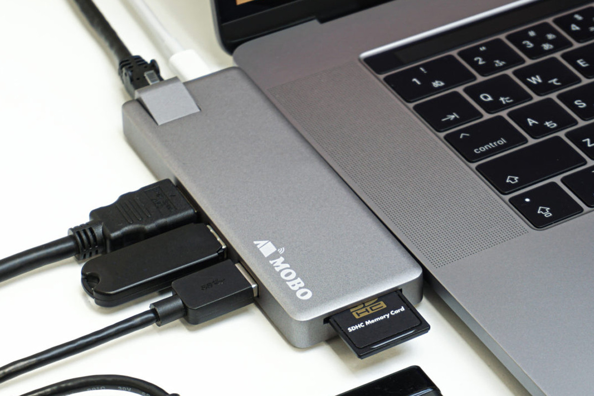 MacBook Air / Proに装着してLANポートなどを増設できるマルチポート