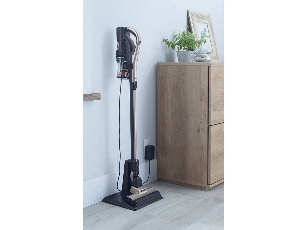 日立、重さ1.3kgのコードレススティック掃除機「ラクかるスティック