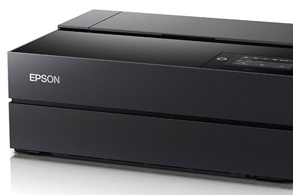 デザイン一新、青の再現性も高めた写真愛好家向けプリンター エプソン