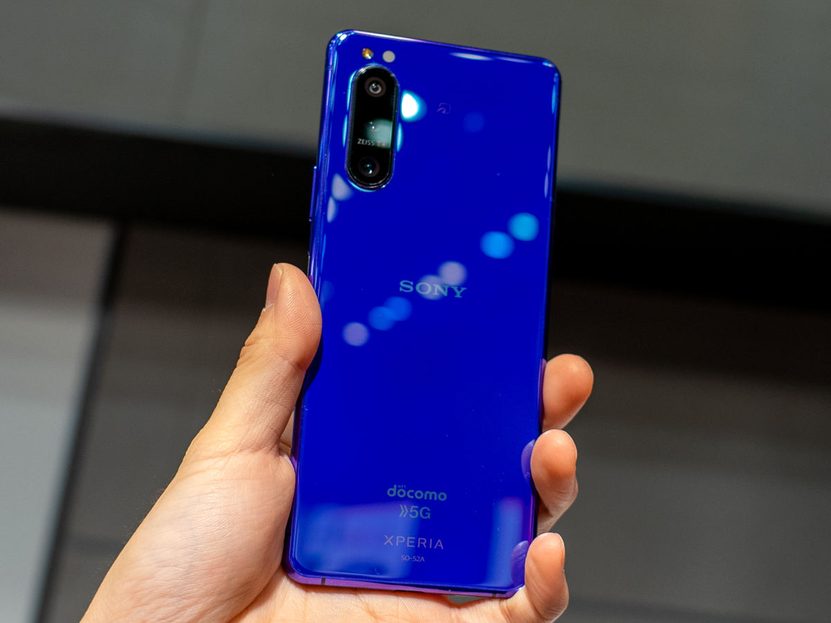 ドコモ版「Xperia 5 II」、直販限定パープルをXperia 1と比べてみた