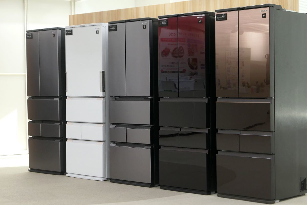 シャープの新型冷蔵庫はシックなメタルが好印象。お手入れしやすさも
