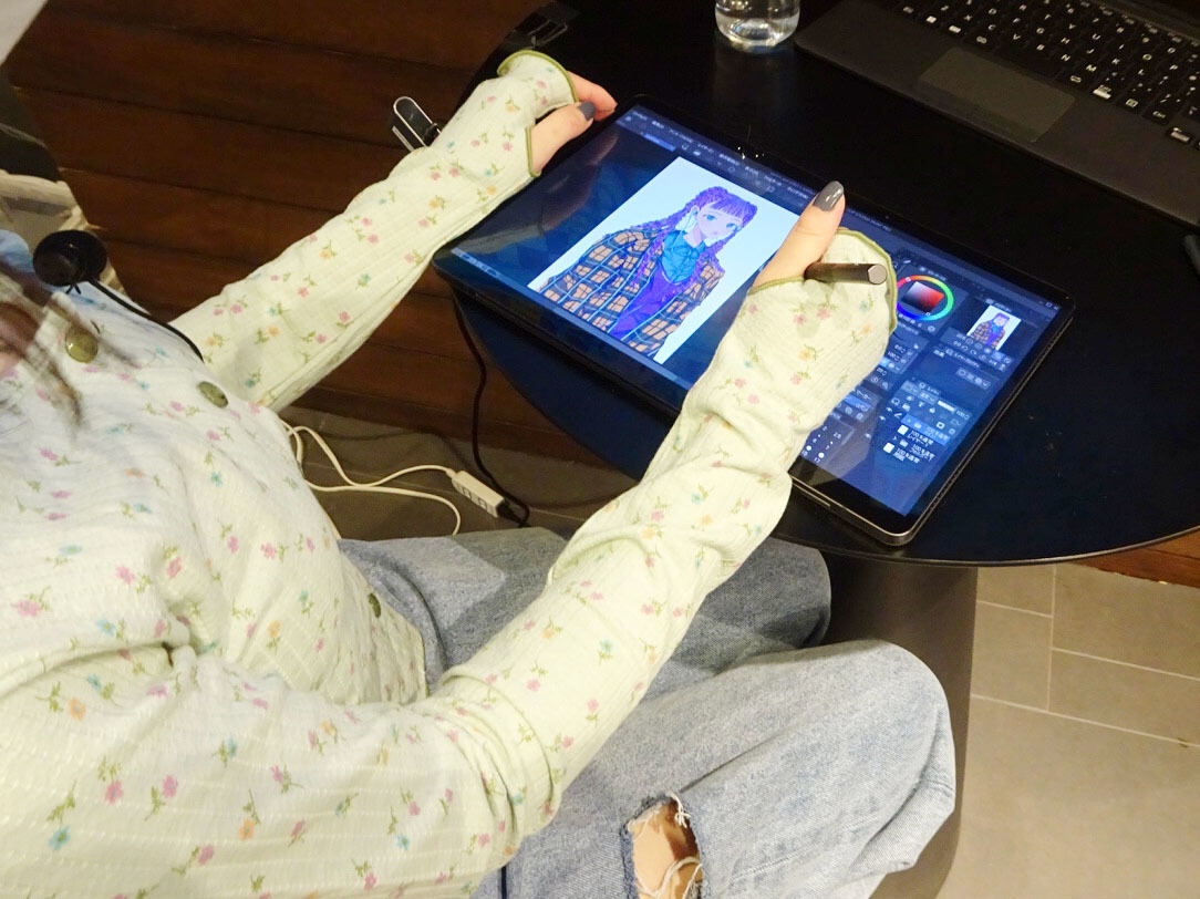 イラストレーター・najucoさんが富士通40周年の新作「FMV LOOX」で