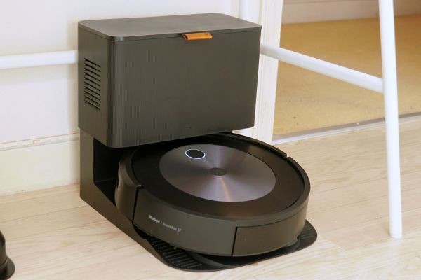 新型ロボット掃除機「ルンバ j7+」、ペットの糞も靴下も自動で避けて