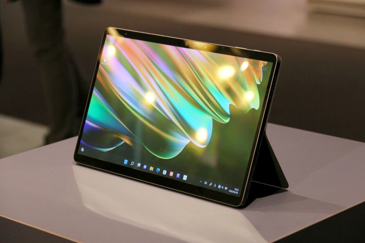 富士通、往年の名機「LOOX」を継ぐ599gの13.3型2in1タブレット | マイ