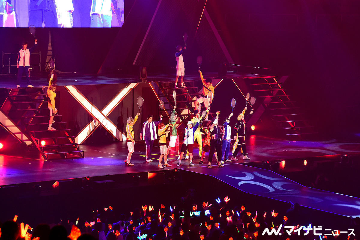 新テニミュ』初の『レボライ』開幕にファンが松明で熱狂! 今牧輝琉