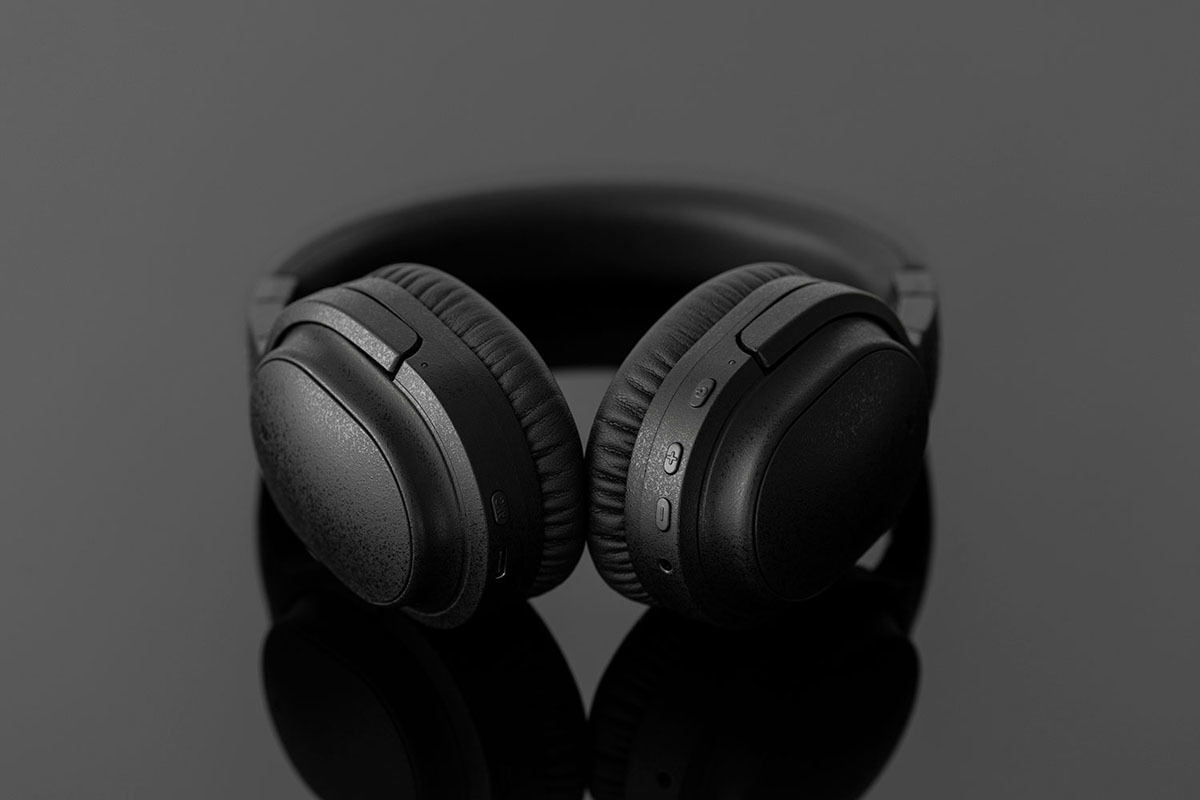 final、黒いシボ塗装仕上げのハイブリッドNCヘッドホン「UX3000