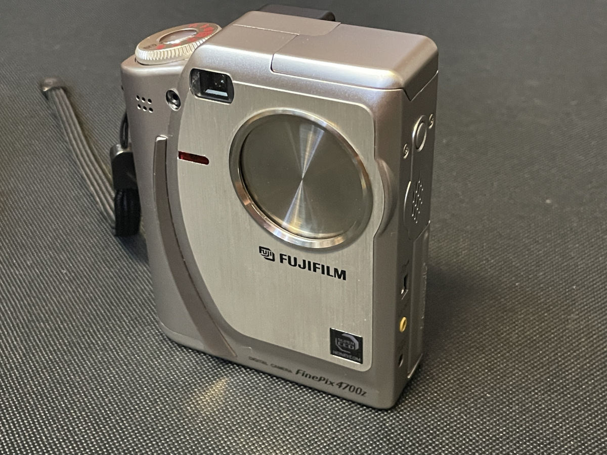 富士フイルム『FinePix 4700z』。23年前に買った“オールドコンデジ”を