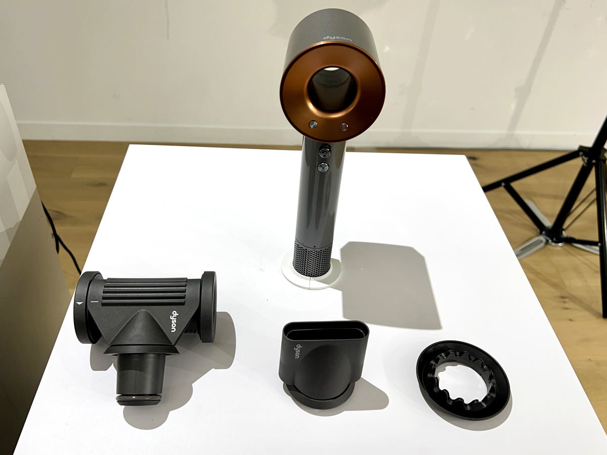 ダイソンドライヤーの新アタッチメント「ツヤ出しツール」を体験！ 雨