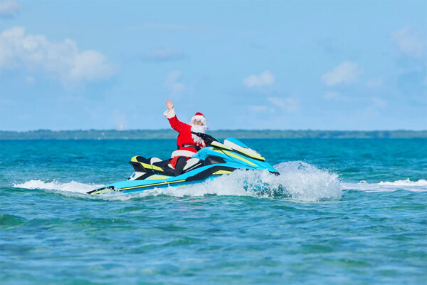 水上オートバイに乗ったサンタも登場! 沖縄県・リゾナーレ小浜島の