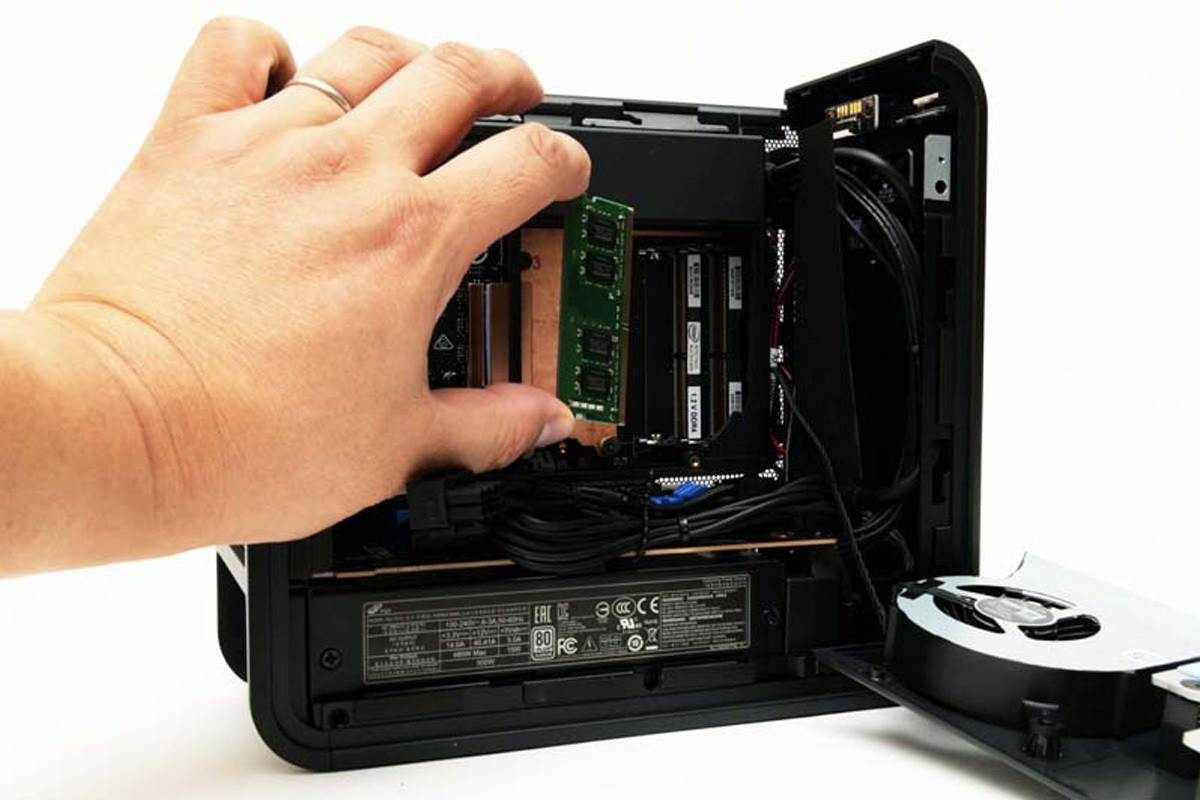 PCを自分でカスタマイズ?! 10万円台から買える、インテルの超小型PC
