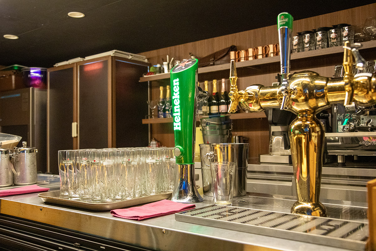 美しい夜景とハイネケンのライトアップを堪能 - ハイネケンが