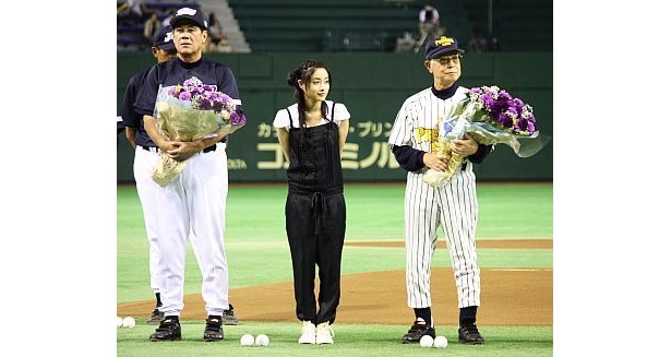 画像8 / 17＞石原さとみが始球式で“プチ・トルネード”投法を披露