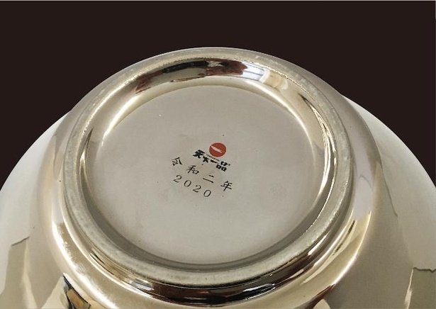 金を超える銀！プラチナを使用した天下一品の「銀のどんぶり