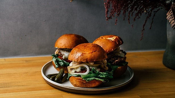 つかんで食べられる小さなコース料理”、フレンチシェフによる熟成肉100