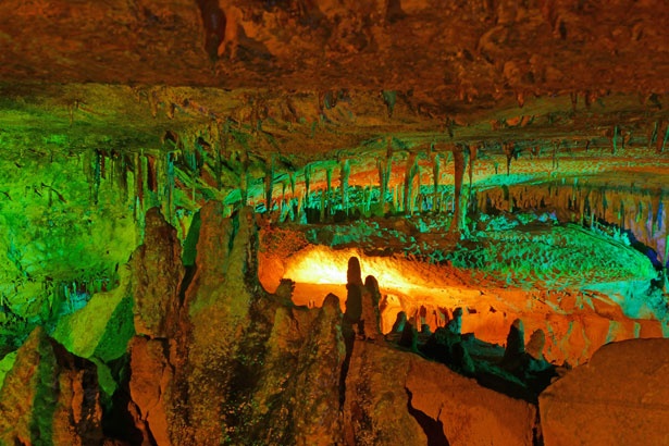 ライトアップされた岩が幻想的！関西最大級の天然クーラー「面不動