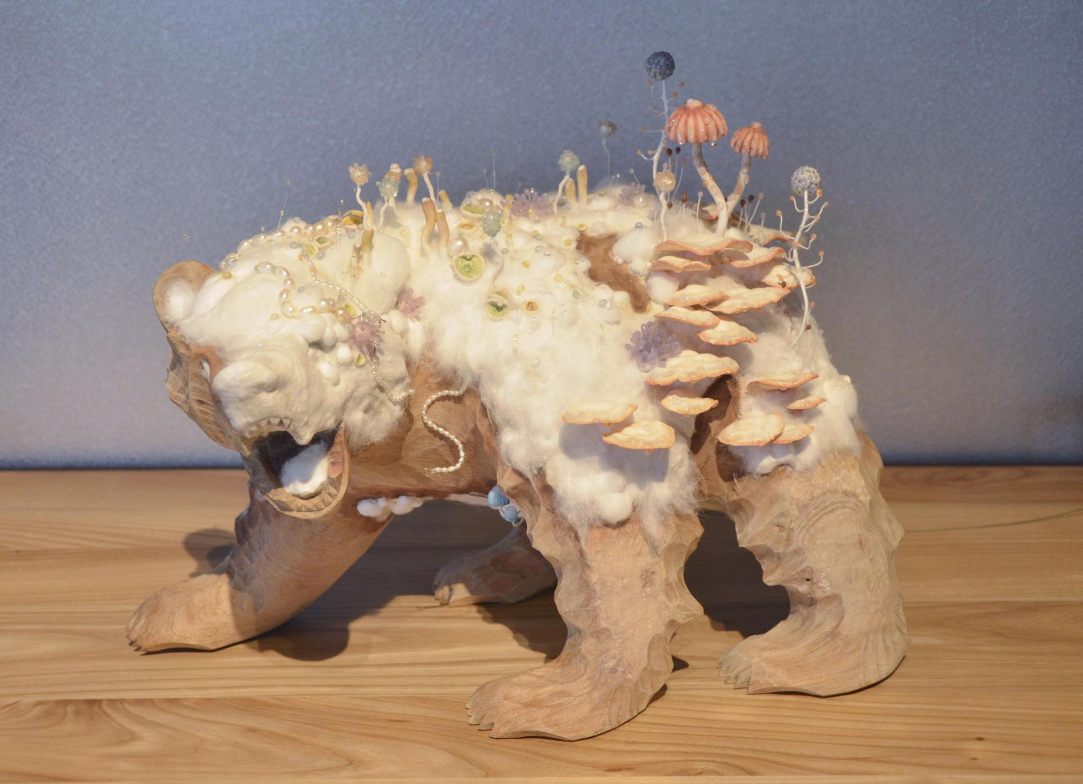 重厚「木彫り熊」カラフルに一変、理由は？ 仕掛け人社長「物置から