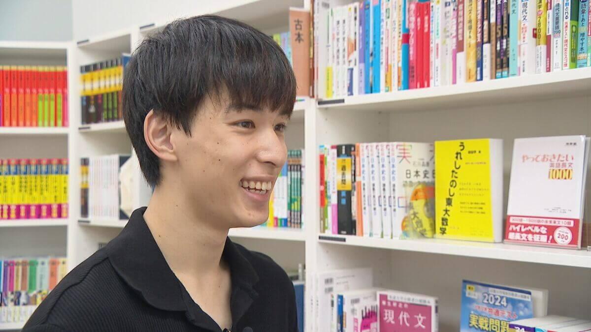 19歳で書店をオープンさせた大学生 置いてあるのはほぼ