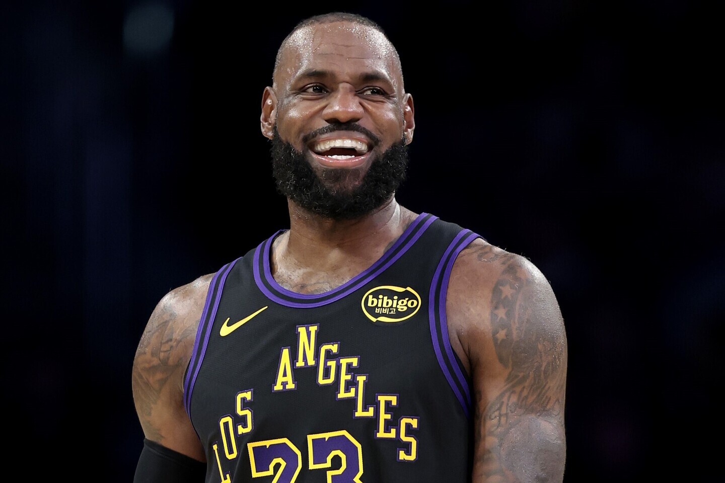 NBA史上初の23シーズン目！“黄金シューズ”で今季初戦に臨んだレブロン