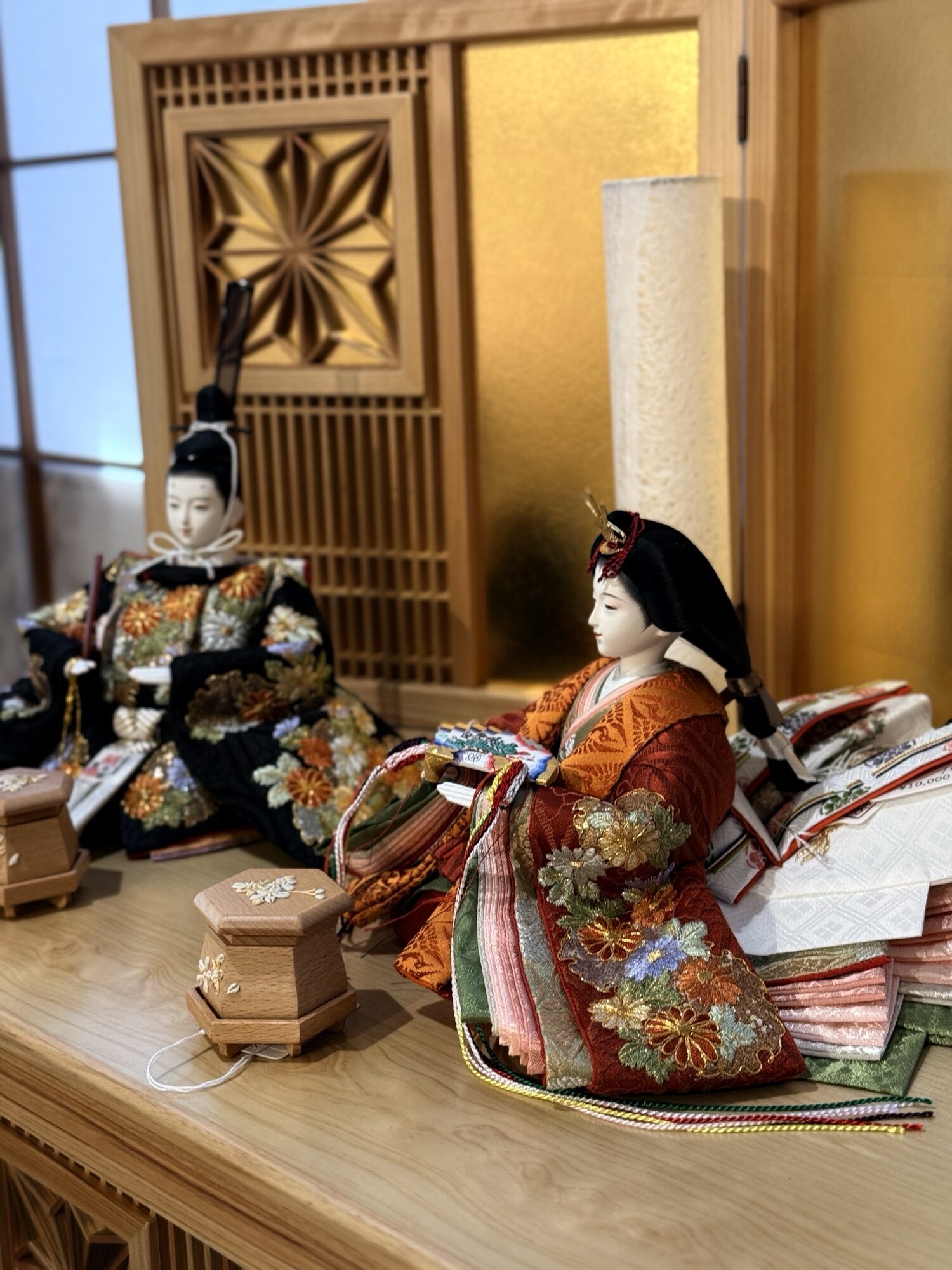 望月龍翠作 京刺繍 雪輪に菊紋様 親王飾り｜人形のかに江