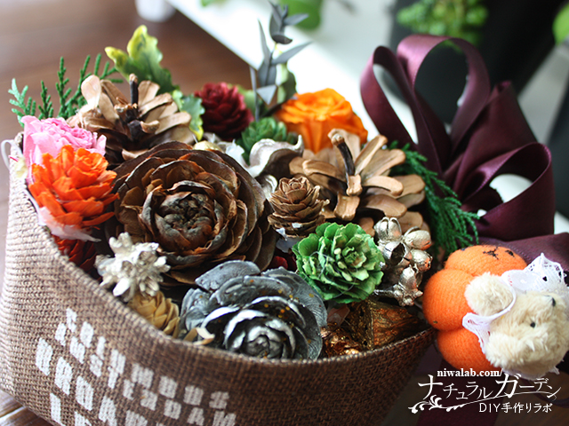 シダーローズなどのまつぼっくりを使って、秋の飾りを作りました