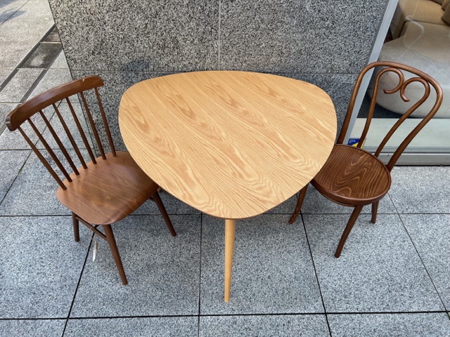 ダイニングテーブルのご紹介】大人気！三角形のダイニングテーブル