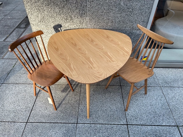 ダイニングテーブルのご紹介】大人気！三角形のダイニングテーブル