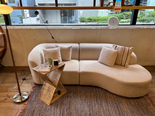 ソファのご紹介】再入荷する度に大人気のカウチソファです