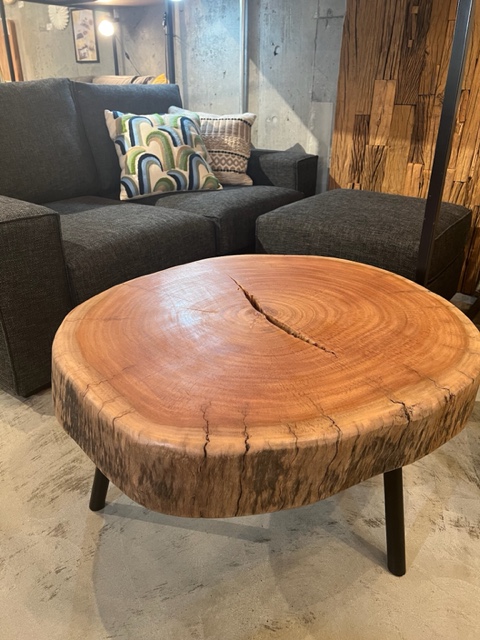 ローテーブルのご紹介】 世界に一つだけ。アカシア天然木の切り株を