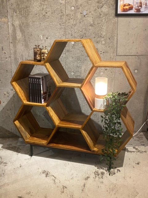 キャビネットのご紹介】 おしゃれに収納！蜂の巣みたいな天然木の