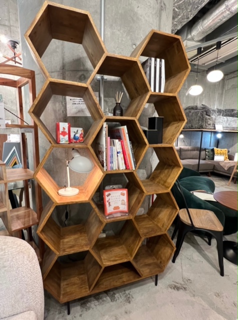 キャビネットのご紹介】 おしゃれに収納！蜂の巣みたいな天然木の