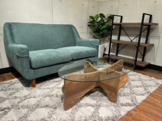 人気ローテーブルのご紹介。曲線的的なデザインが美しい