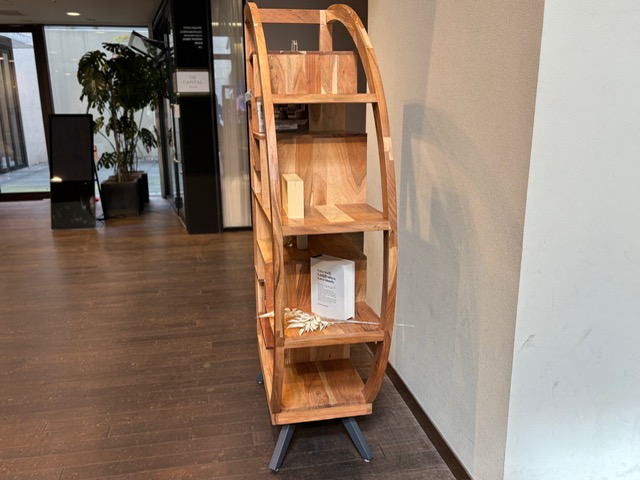 取付無料！ノーチェ 2025年製 アカシア天然無垢材 北欧風半月型ブック