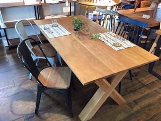 X型の脚が目を惹くオーク天然木を使用したダイニングテーブル