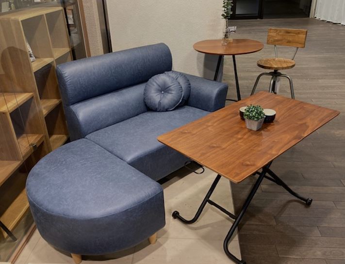 便利な昇降式のアジャスタブルテーブルで充実したおうち時間を