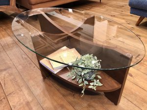 透明感のある天板がオシャレな棚付きガラステーブル - スタッフブログ