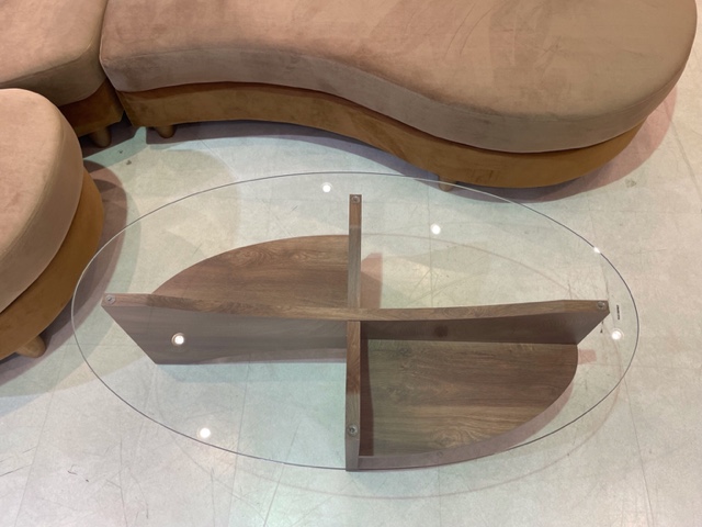 オーバル型ガラステーブルで抜け感のあるお部屋に - スタッフブログ