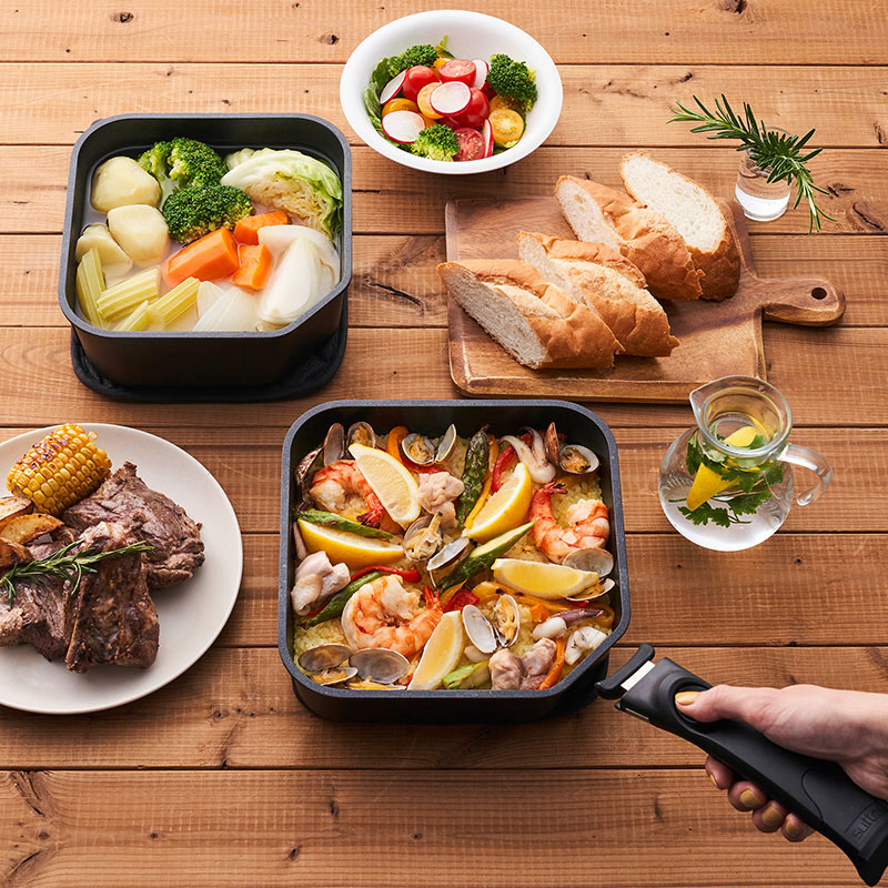 キッチンの隙間に立てて収納できる。suttoの四角いフライパンセット