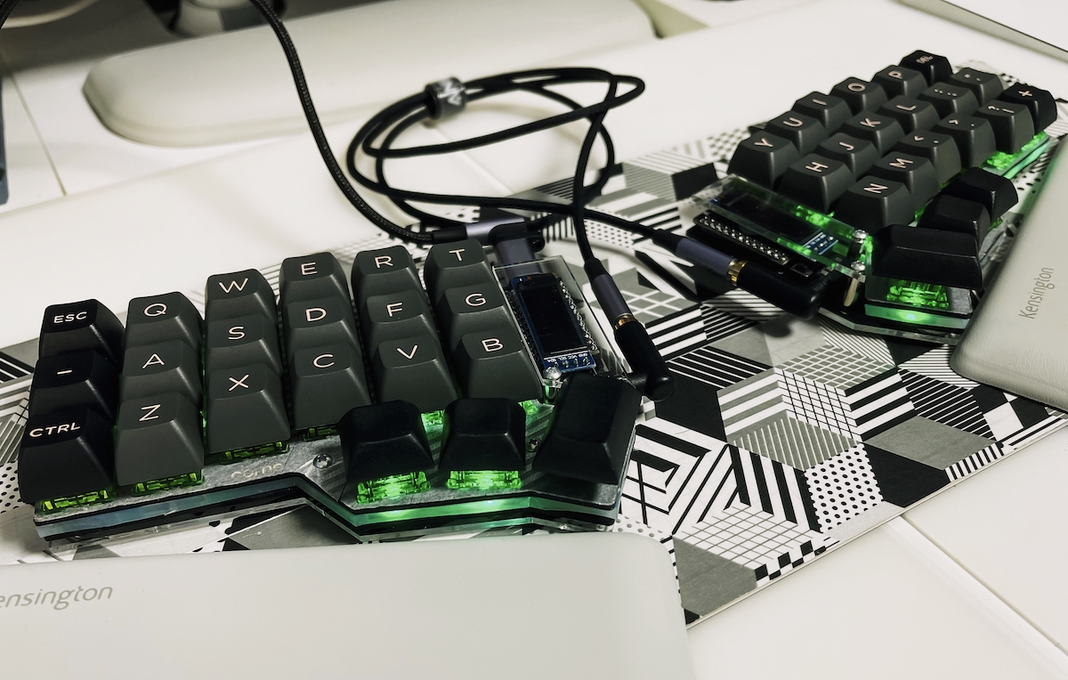 分割キーボードのCorne Cherry v3、シリコンシートを使って静音・打鍵