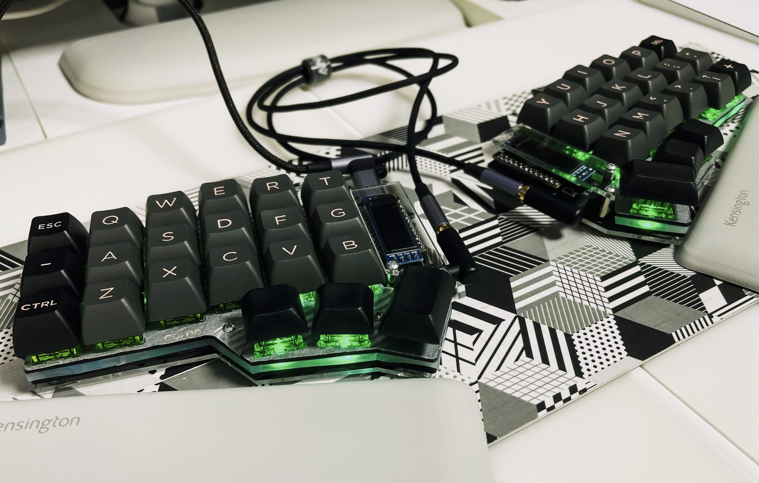 分割キーボードのCorne Cherry v3、シリコンシートを使って静音・打鍵